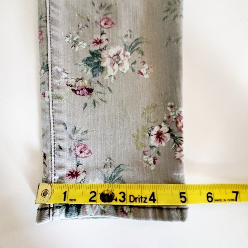 7001 * Bandolino Lisbeth Floral Print Jeans Gray Size 8P - Picture 15 of 15